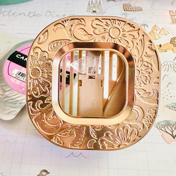 Stamped Gold Flower Car Vent/Visor Clip - Picture 4 of 6